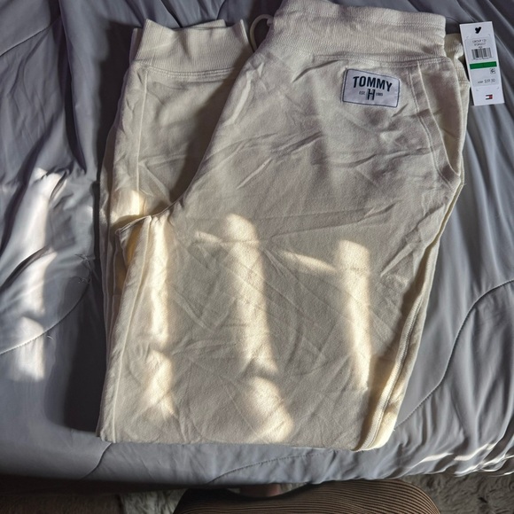 Tommy Hildiger NWT jogger size large - Picture 3 of 4